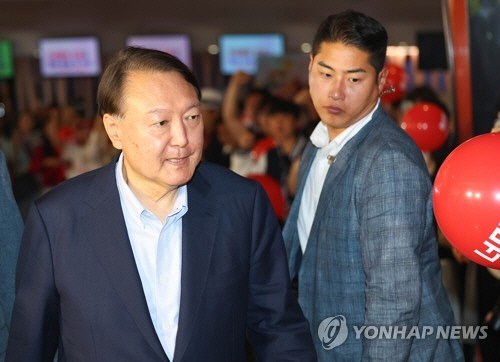 윤석열 전 대통령이 21일 서울 메가박스 동대문에서 이영돈 PD가 제작한 다큐멘터리 영화 '부정선거, 신의 작품인가'를 관람하기 위해 상영관으로 향하고 있다. [연합뉴스]